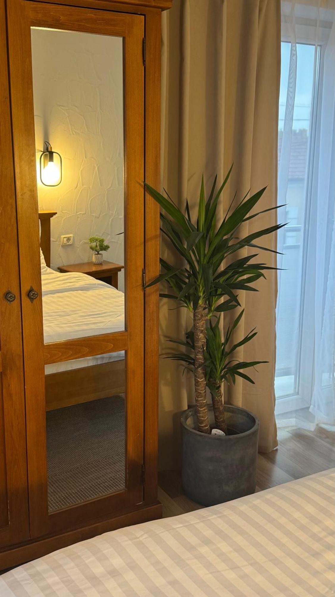 Hotel Lucy Star Cluj-Napoca Esterno foto